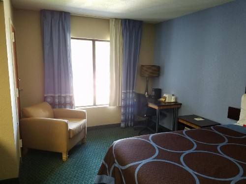 Super 8 by Wyndham Bentonville - image 24