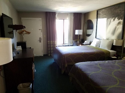 Super 8 by Wyndham Bentonville - image 25