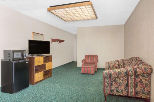 Super 8 by Wyndham Bentonville - image 27