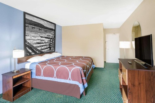 Super 8 by Wyndham Bentonville - image 29