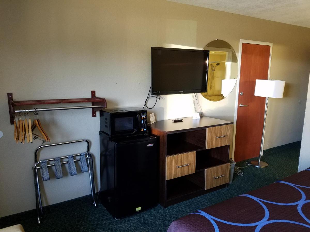 Super 8 by Wyndham Bentonville - image 3