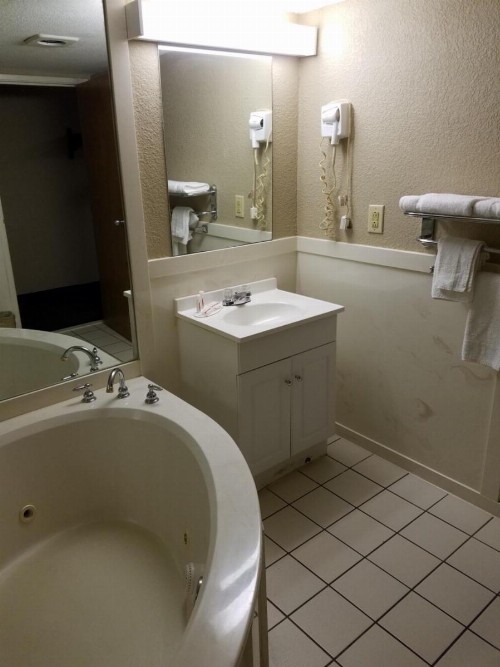 Super 8 by Wyndham Bentonville - image 30