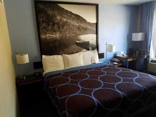 Super 8 by Wyndham Bentonville - image 35