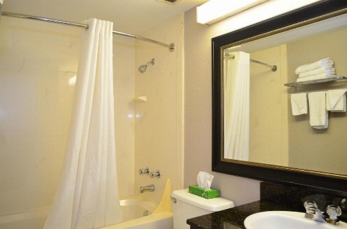Super 8 by Wyndham Bentonville - image 39