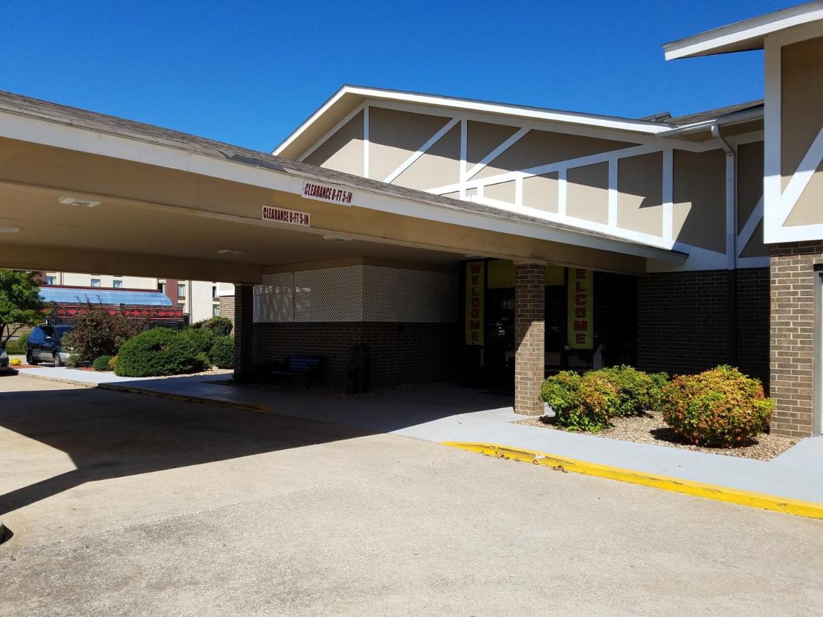 Super 8 by Wyndham Bentonville - image 4