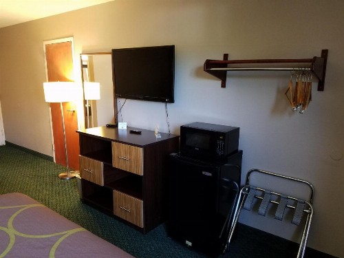 Super 8 by Wyndham Bentonville - image 40