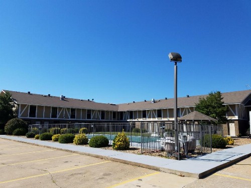 Super 8 by Wyndham Bentonville - image 43