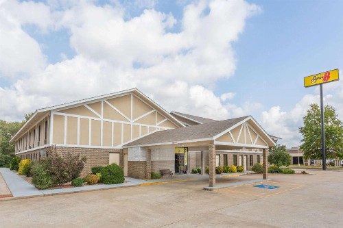 Super 8 by Wyndham Bentonville - image 45