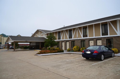 Super 8 by Wyndham Bentonville - image 46