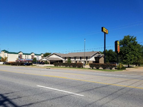 Super 8 by Wyndham Bentonville - image 48
