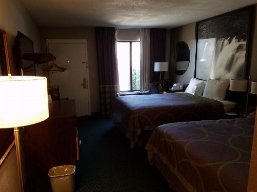 Super 8 by Wyndham Bentonville - image 50