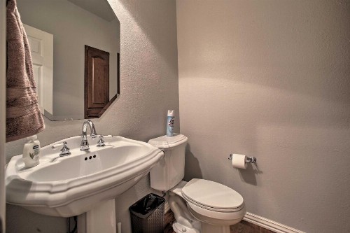 Bentonville Home with Pool Table 2 Mi to Downtown! - image 8