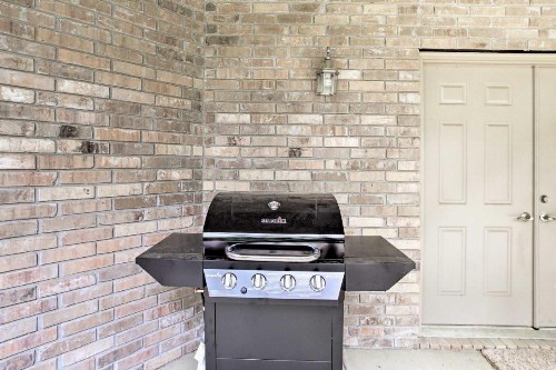 Bentonville Home with Pool Table 2 Mi to Downtown! - image 9