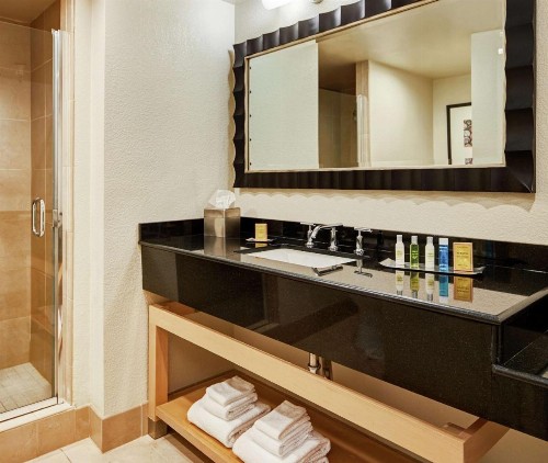 DoubleTree by Hilton Hotel Berkeley Marina - image 42