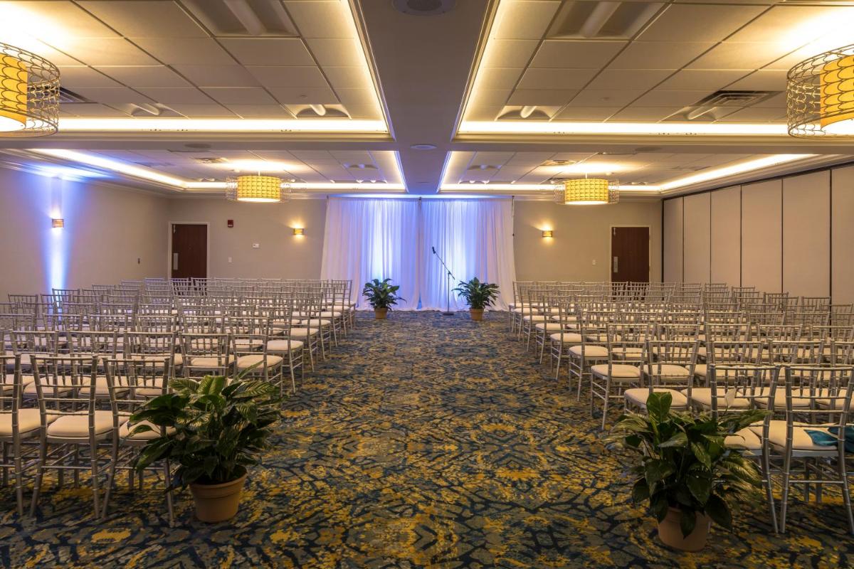 Crowne Plaza Hotel and Suites Pittsburgh South an IHG Hotel - image 2
