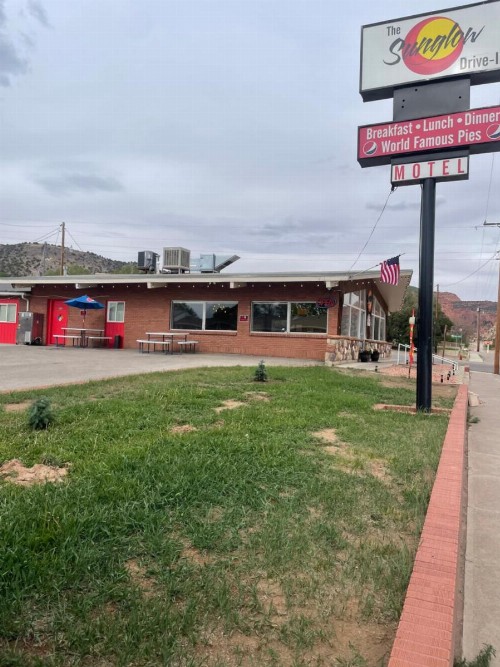 Sunglow Motel and Restaurant - image 21