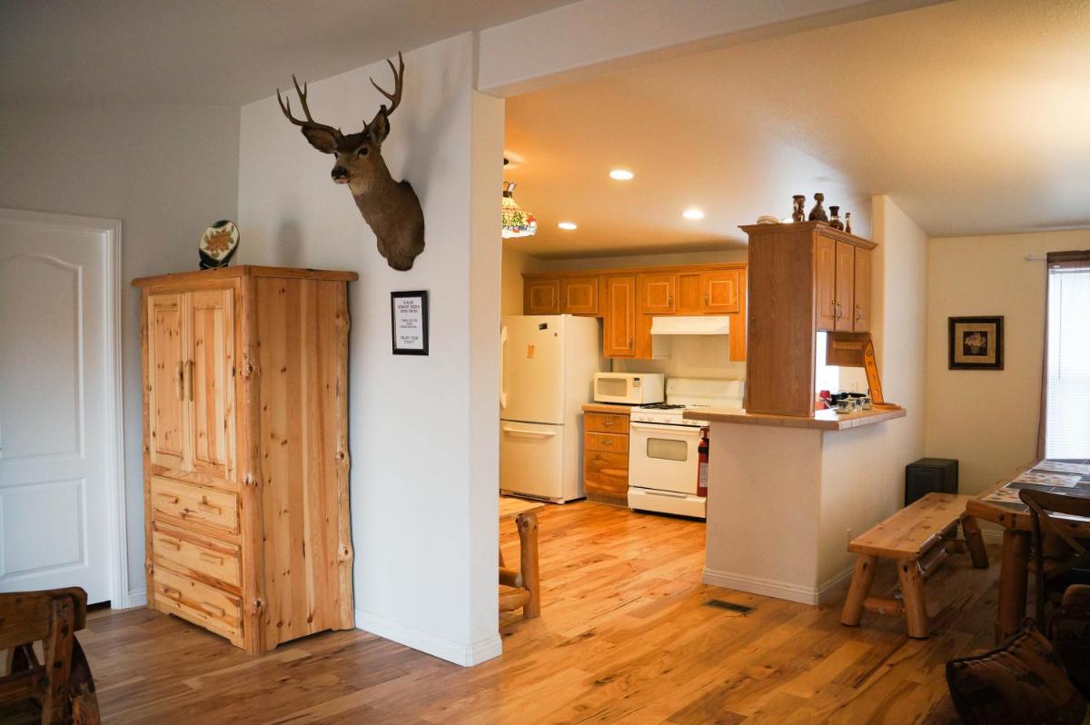Country Club Chalet - image 2