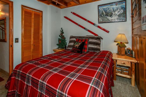 Bear Hug Hideaway - image 6
