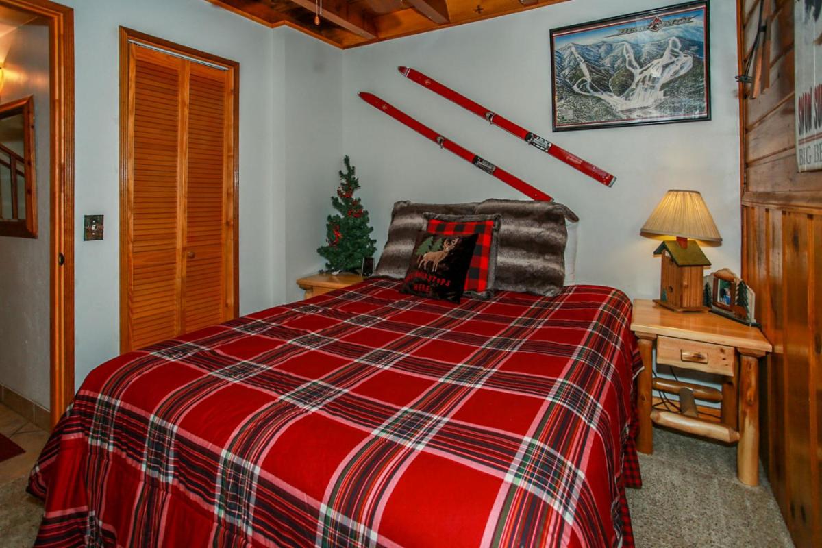 Bear Hug Hideaway - image 6