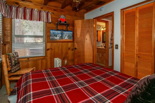 Bear Hug Hideaway - image 7