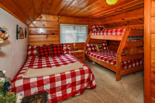 Bear Hug Hideaway - image 8