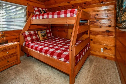 Bear Hug Hideaway - image 9
