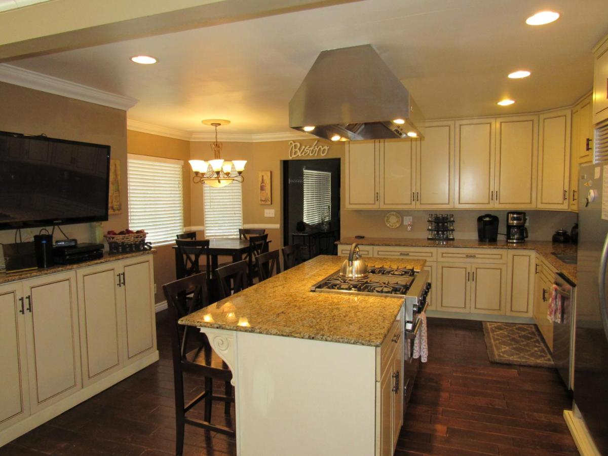 Bear Haven Chalet - image 2