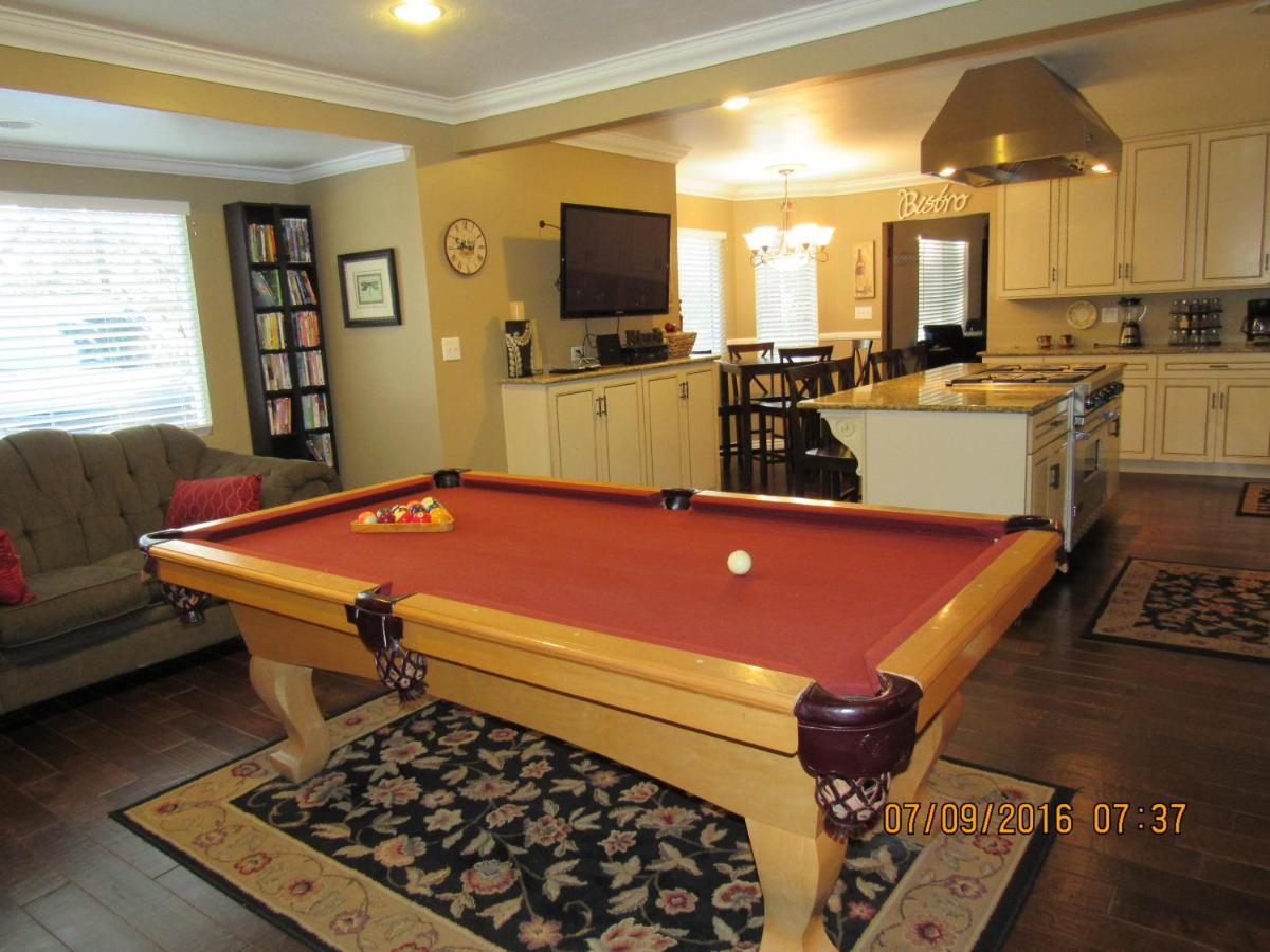Bear Haven Chalet - image 6