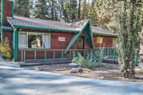 Cozy Cabin with Hot Tub Less Than 1 Mi to Bear Mountain Ski