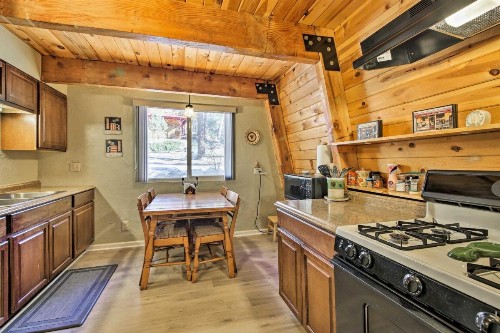 Walk to Big Bear Lake Cabin with Deck Hot Tub and WiFi - image 9