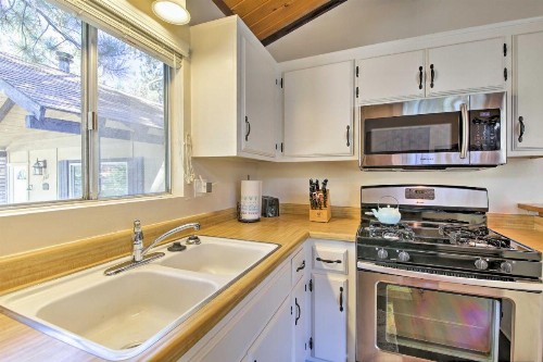 Cozy Big Bear Cabin with Spacious Deck and Fireplace! - image 7