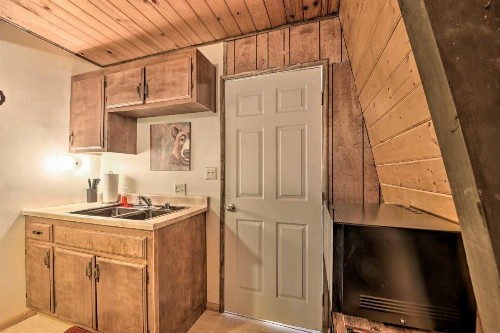 Log Cabin Retreat with Deck Near Big Bear Lake! - image 10