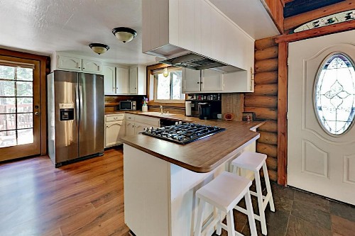 Beautiful Log House - Large Deck & Private Hot Tub home