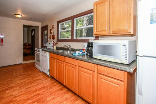 Cottages 1&2 Arctic and Grey Fox Family Friendly Full Kitchen - image 10