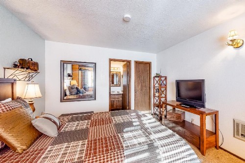 Bear Mountain Manor - image 11
