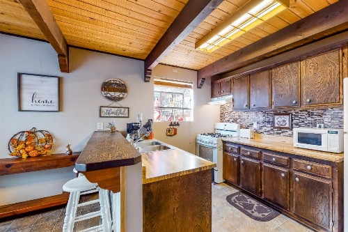Bear Mountain Manor - image 2