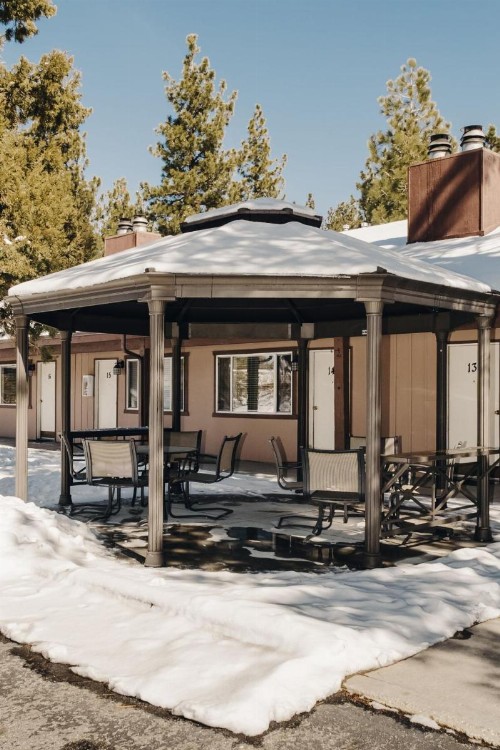 Vintage Lakeside Inn - image 10