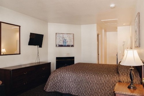 Vintage Lakeside Inn - image 13