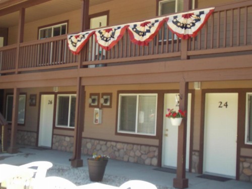 Vintage Lakeside Inn - image 15