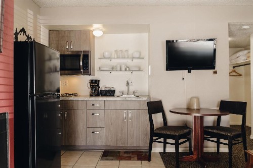 Vintage Lakeside Inn - image 27