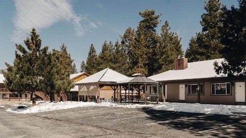 Vintage Lakeside Inn - image 28