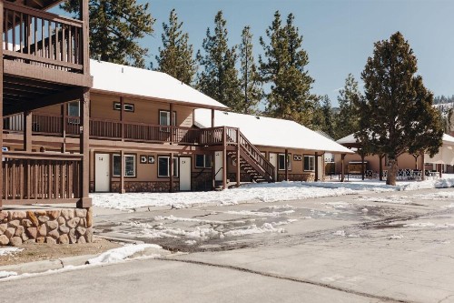 Vintage Lakeside Inn - image 29