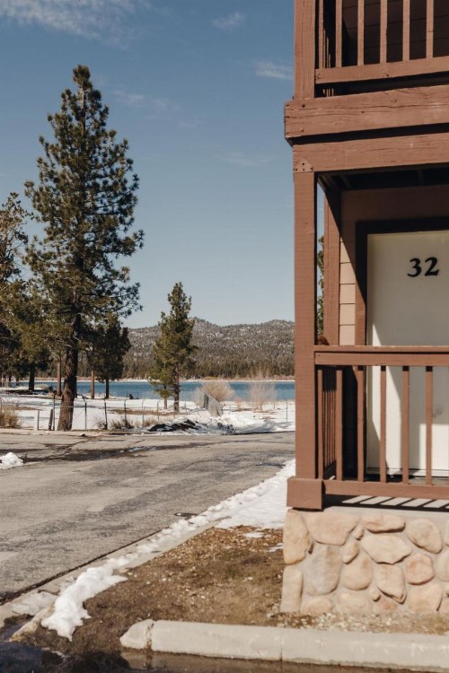 Vintage Lakeside Inn - image 32