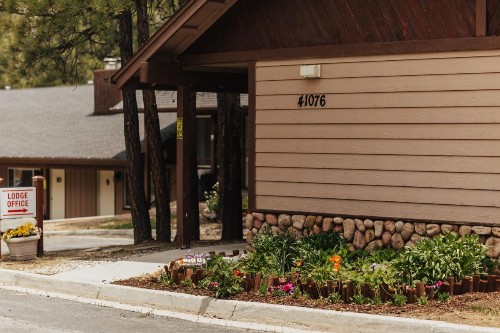 Vintage Lakeside Inn - image 35