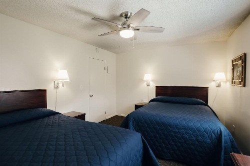 Vintage Lakeside Inn - image 36