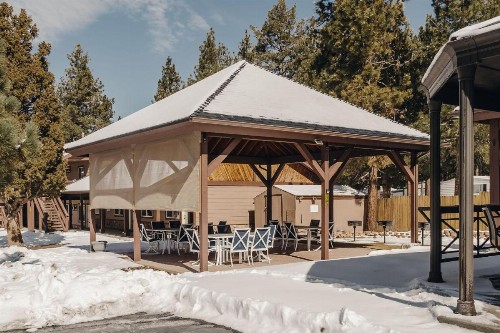 Vintage Lakeside Inn - image 43