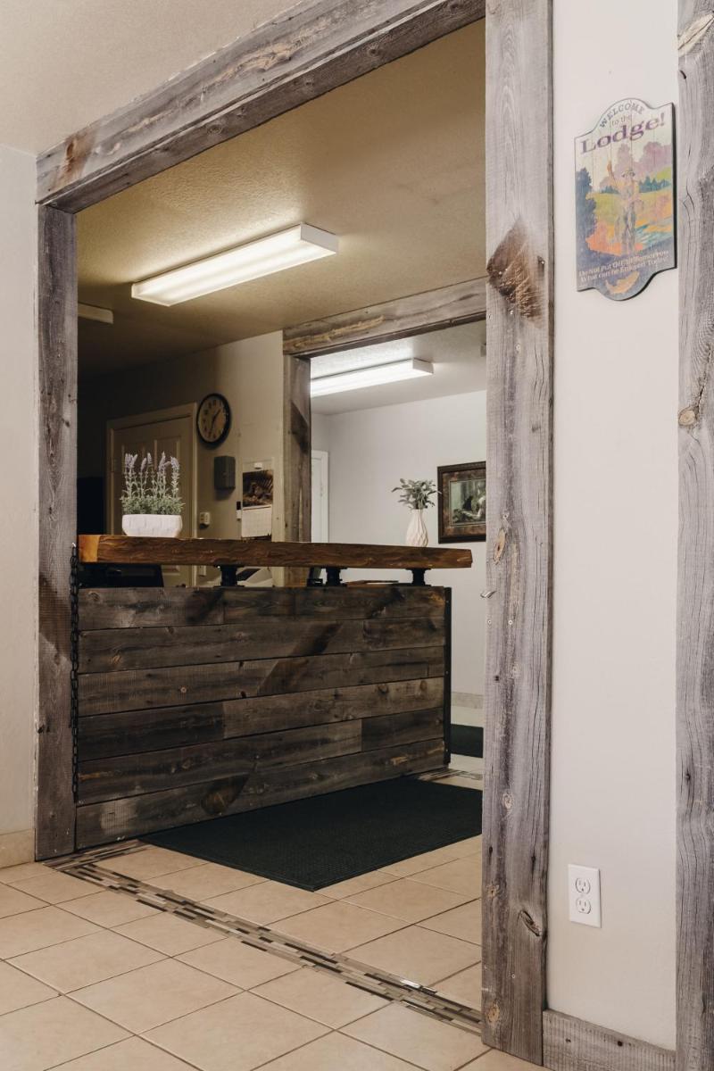 Vintage Lakeside Inn - image 7