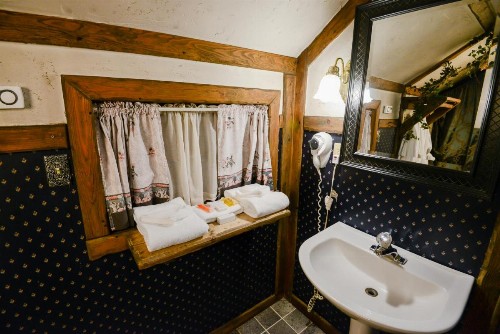 Castle Wood Theme Cottages- COUPLES ONLY - image 14