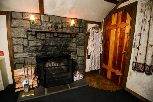Castle Wood Theme Cottages- COUPLES ONLY - image 17