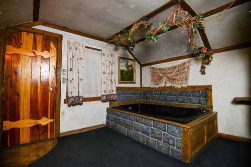 Castle Wood Theme Cottages- COUPLES ONLY - image 19